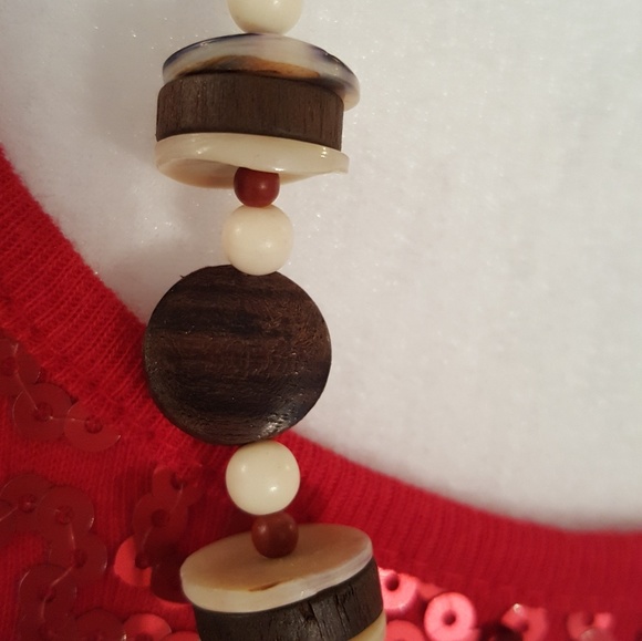 26" Shell & wood bead necklace pre owned - Picture 6 of 7